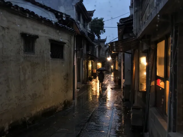 雨夜巷口17号，今天最有电影感的参赛作品封面